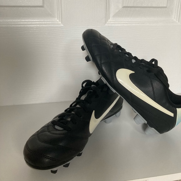 Nike Women’s Cleats, size 8.5, brand new & never worn - Picture 5 of 10